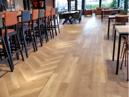Nieuwe kantinevloer bij VV Smitshoek