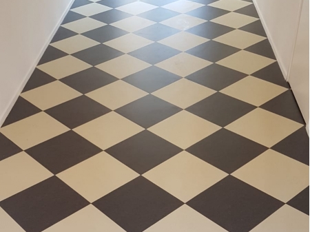 Gangpad voorzien van Forbo Marmoleum, diagonaal gelegd. 