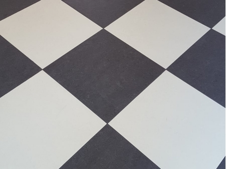 Gangpad voorzien van Forbo Marmoleum, diagonaal gelegd. 