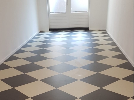 Diagonaal geplaatst Frobo Marmoleum in de kleuren 3257 + 3872